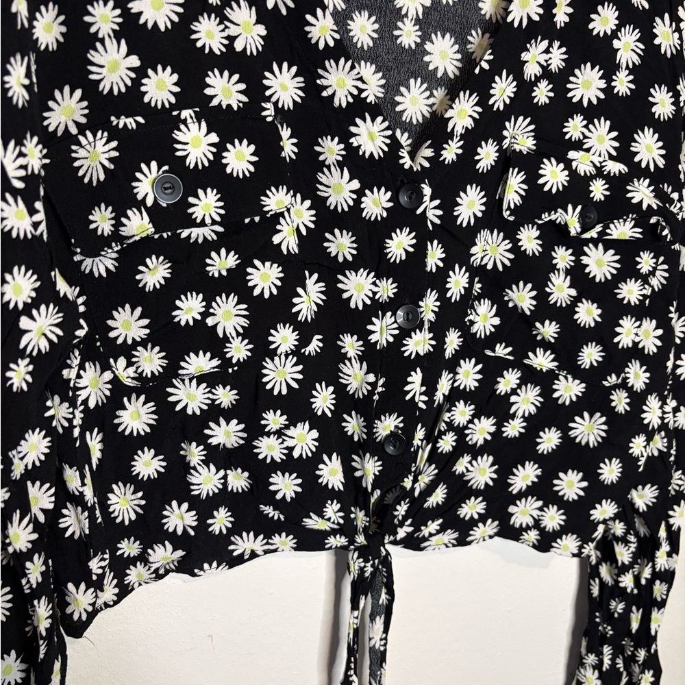 3/$20 Gianni Bini Black and White Floral Crop Top Blouse - Picture 5 of 5